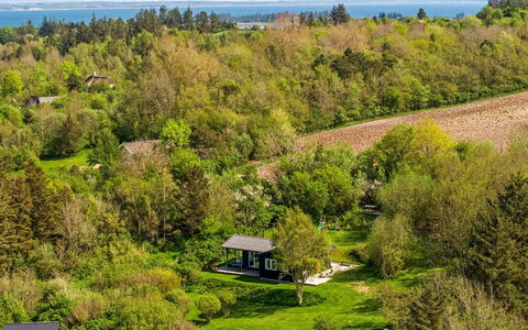 Analia - 300M to the Fjord: Møbel, Indretning, Couch, Gulvbelægning, Etage, Stue, Værelse, Bord, Stol, Lejlighed