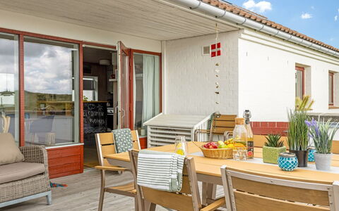 Eljene - 700M from the Sea: Møbel, Træ, Bord, Stol, Indretning, Gulvbelægning, Etage, Køkken & Spisebord, Bejdse, Hårdttræ