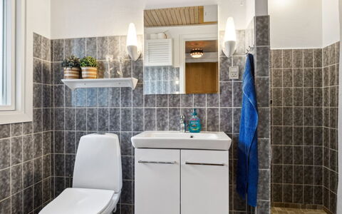 Selenia - 1Km from the Sea: Indretning, Sanitærarmatur, Gulvbelægning, Toiletbræt, Etage, Toilet, Håndvask, Badeværelse, Badeværelsesskab, Flise