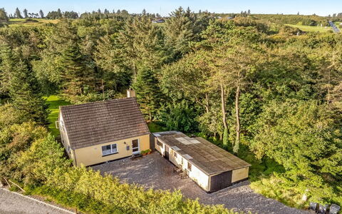 Birtir - 750M from the Sea: Blå, Busk, Sommerhus, Bunddække, Have, Estate, Skygge, Landscaping, Stuehus, Eco Hotel