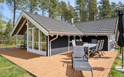 Nonni - 150M from the Sea: Møbel, Indretning, Gulvbelægning, Etage, Loft, Værelse, Stol, Bord, Lejlighed, Køkken & Spisebord
