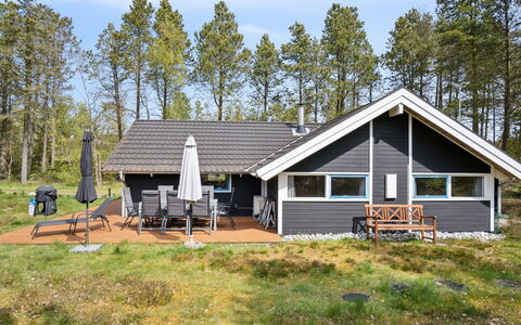 Nonni - 150M from the Sea: Møbel, Indretning, Gulvbelægning, Etage, Loft, Værelse, Stol, Bord, Lejlighed, Køkken & Spisebord