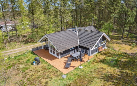 Nonni - 150M from the Sea: Møbel, Indretning, Gulvbelægning, Etage, Loft, Værelse, Stol, Bord, Lejlighed, Køkken & Spisebord