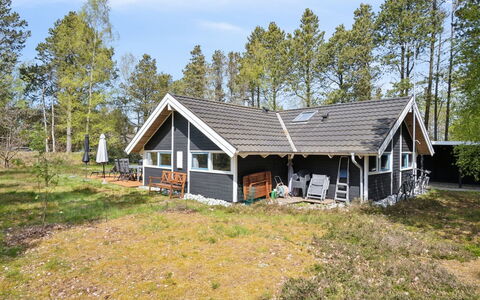 Nonni - 150M from the Sea: Møbel, Indretning, Gulvbelægning, Etage, Loft, Værelse, Stol, Bord, Lejlighed, Køkken & Spisebord