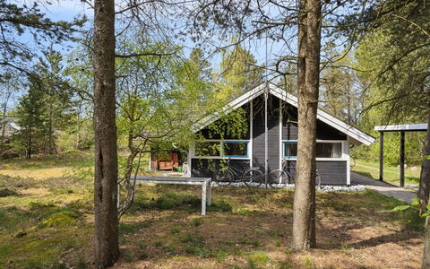 Nonni - 150M from the Sea: Møbel, Indretning, Gulvbelægning, Etage, Loft, Værelse, Stol, Bord, Lejlighed, Køkken & Spisebord