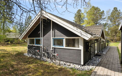 Nonni - 150M from the Sea: Møbel, Indretning, Gulvbelægning, Etage, Loft, Værelse, Stol, Bord, Lejlighed, Køkken & Spisebord