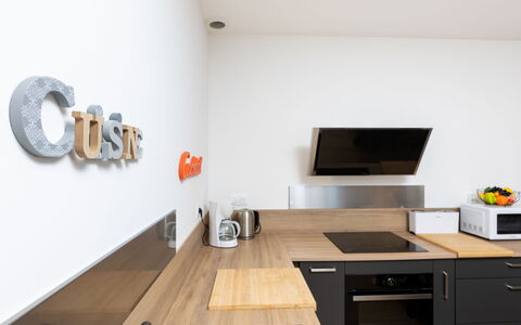Garance: Bord, Møbel, Himmel, Ejendom, Mad, Sky, Bordservice, Stol, Natur, Træ