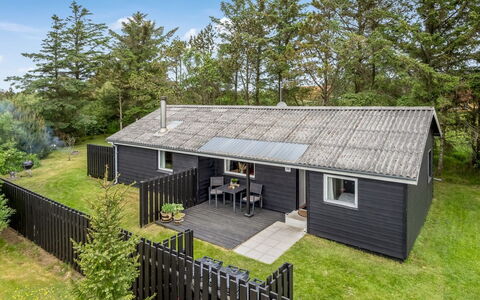 Jukka - 2Km from the Sea: Loft, Gulvbelægning, Indretning, Etage, Kompositmateriale, Møbel, Udvej, Hotel, Design, Dagslys