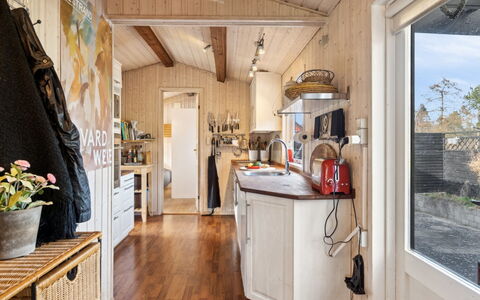 Arlina - 750M from the Sea: Træ, Møbel, Hjem, Større Bandage, Loft, Værelse, Køkken, Cabinetry, Køkken Apparat, Countertop