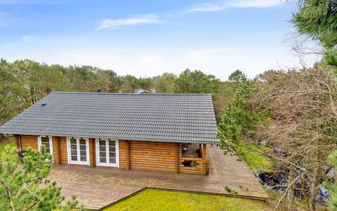 Luzy - 1Km from the Sea: Møbel, Indretning, Gulvbelægning, Etage, Loft, Værelse, Stol, Bord, Lejlighed, Køkken & Spisebord