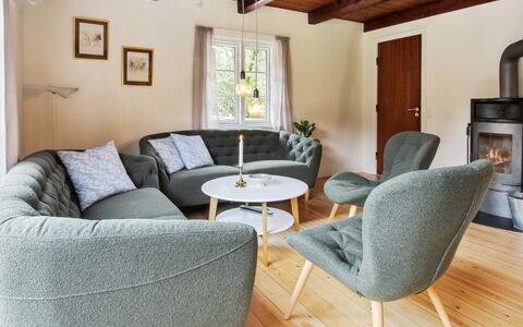 Hila: Møbel, Indretning, Gulvbelægning, Etage, Træ, Stue, Couch, Trægulve, Bord, Hjem