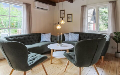 Hila: Møbel, Gulvbelægning, Træ, Etage, Indretning, Trægulve, Bord, Stue, Couch, Bejdse