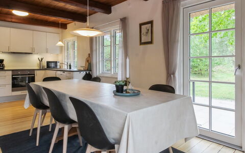Hila: Møbel, Træ, Gulvbelægning, Indretning, Køkken & Spisebord, Spisestue, Etage, Hjem, Trægulve, Bord