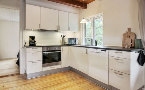 Hila: Gulvbelægning, Køkken, Indretning, Træ, Møbel, Countertop, Cabinetry, Køkken Apparat, Etage, Trægulve