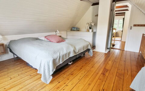 Hila: Gulvbelægning, Etage, Trægulve, Indretning, Møbel, Soveværelse, Træ, Seng, Loft, Laminat Gulv