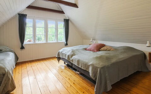 Hila: Gulvbelægning, Soveværelse, Etage, Træ, Trægulve, Seng, Indretning, Loft, Sengetøj, Møbel