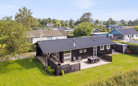 Volmer - 700M from the Sea: Loft, Gulvbelægning, Indretning, Etage, Kompositmateriale, Møbel, Udvej, Hotel, Design, Dagslys