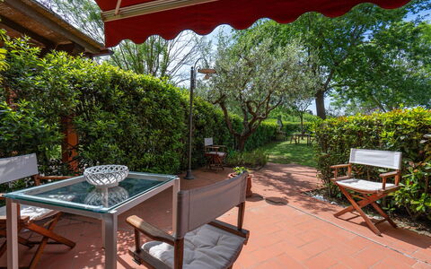 Casa Bellosguardo a Vinci: Plante, Møbel, Ejendom, Bord, Skygge, Stol, Udendørs Møbler, Træ, Fritid, Udendørs Bord