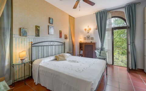 Casa Bellosguardo a Vinci: Ejendom, Møbel, Bygning, Loftsventilator, Blå, Azure, Træ, Vindue, Textile, Belysning