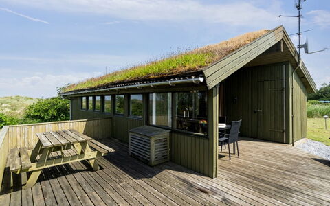 Hunlef - 1.7Km from the Sea: Møbel, Indretning, Stol, Gulvbelægning, Bord, Udvej, Etage, Loft, Værelse, Eco Hotel