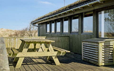Hunlef - 1.7Km from the Sea: Møbel, Indretning, Stol, Gulvbelægning, Bord, Udvej, Etage, Loft, Værelse, Eco Hotel