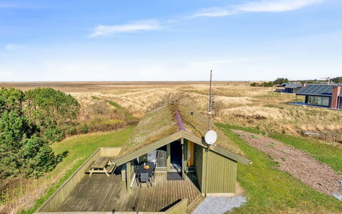 Hunlef - 1.7Km from the Sea: Møbel, Indretning, Stol, Gulvbelægning, Bord, Udvej, Etage, Loft, Værelse, Eco Hotel
