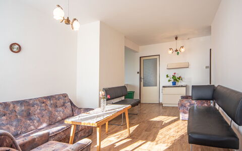 Filip: Bord, Møbel, Ejendom, Couch, Træ, Indretning, Studio Couch, Hus, Etage, Gulvbelægning