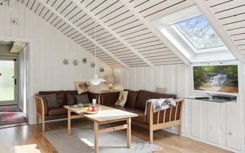 Lennart - 4Km from the Sea: Blå, Busk, Sommerhus, Bunddække, Have, Estate, Skygge, Landscaping, Stuehus, Eco Hotel