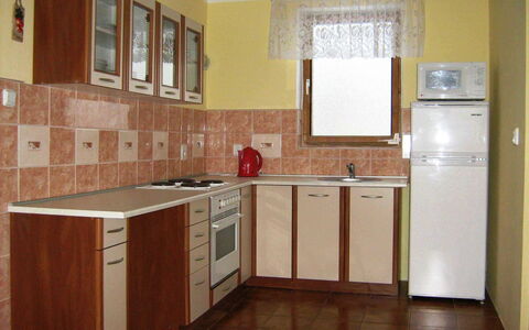 Smrž: Cabinetry, Countertop, Køkkenvask, Køkken, Vindue, Træ, Håndvask, Komfur, Bygning, Indretning