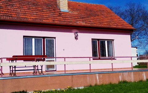 Smrž: Vindue, Bygning, Himmel, Ejendom, Træ, Plante, Arkitektur, Hus, Træ, Sommerhus