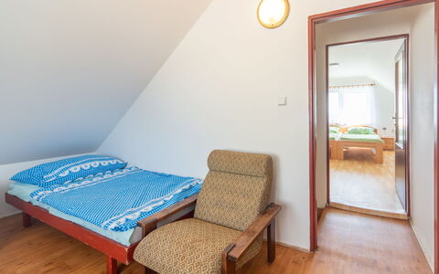 Smrž: Træ, Soveværelse, Etage, Hjem, Gulvbelægning, Seng, Sengetøj, Møbel, Bed Frame, Sengetøj