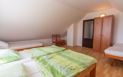 Smrž: Træ, Soveværelse, Seng, Etage, Sengetøj, Sengetøj, Gulvbelægning, Bed Frame, Sengetøj, Loft