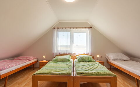 Smrž: Gulvbelægning, Etage, Træ, Soveværelse, Indretning, Seng, Sengetøj, Loft, Sengetøj, Værelse