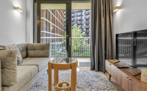 London West End 305: Møbel, Ejendom, Træ, Indretning, Komfort, Etage, Gulvbelægning, Stue, Bygning, Skygge