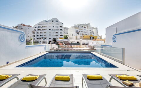 Cristal Vip Properties: Vand, Himmel, Svømmepøl, Ejendom, Træ, Udendørs Møbler, Aqua, Fritid, Paraply
