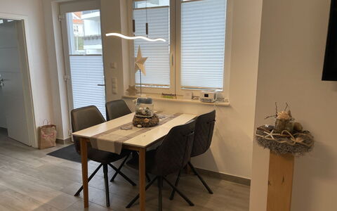 Kuhlmann: Vindue, Bygning, Bord, Træ, Window Blind, Indretning, Etage, Dør, Gulvbelægning