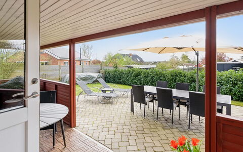 Safina - 100M from the Sea: Møbel, Indretning, Gulvbelægning, Etage, Loft, Værelse, Stol, Bord, Lejlighed, Køkken & Spisebord
