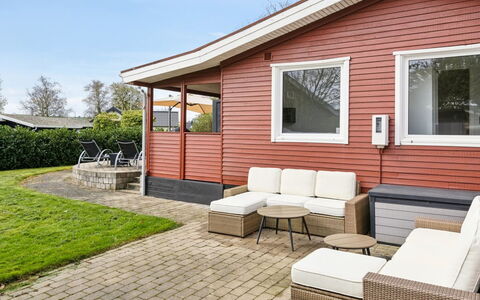 Safina - 100M from the Sea: Møbel, Indretning, Gulvbelægning, Etage, Loft, Værelse, Stol, Bord, Lejlighed, Køkken & Spisebord