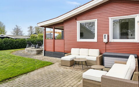 Safina - 100M from the Sea: Møbel, Indretning, Gulvbelægning, Etage, Loft, Værelse, Stol, Bord, Lejlighed, Køkken & Spisebord