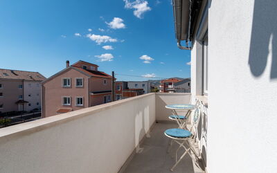 Kaštela 201: Sky, Himmel, Ejendom, Bygning, Vindue, Azure, Skygge, Arkitektur, Hus, Urban Design
