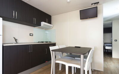 Baia Holiday Gasparina 687.2: Cabinetry, Ejendom, Countertop, Træ, Indretning, Gulvbelægning, Køkken, Etage, Bejdse, Hårdttræ