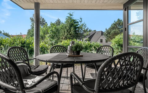 Elsi - 1.3Km from the Sea: Møbel, Udendørs Møbler, Stol, Bord, Udendørs Bord, Køkken & Spisebord, Veranda, Skygge, Kaffebord, Gårdhave