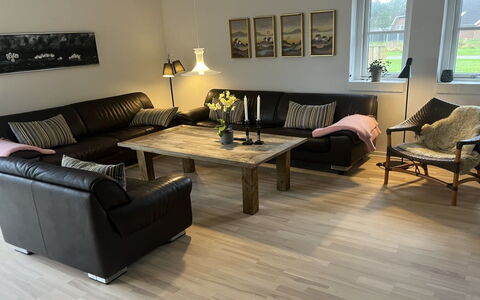 Elsi - 1.3Km from the Sea: Møbel, Gulvbelægning, Couch, Trægulve, Etage, Indretning, Stue, Træ, Laminat Gulv, Hjem