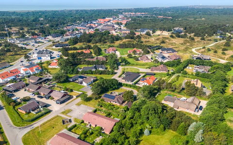 Elsi - 1.3Km from the Sea: Boligområde, Fugleperspektiv, Luftfotografering, Kvarter, Forstad, Landskab, Urban Design, Menneskelig Bosættelse, Almindeligt, Færdselsåre