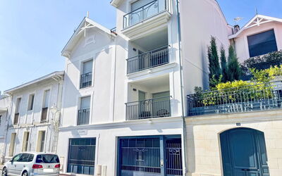 Arcachon 571: Himmel, Bygning, Ejendom, Vindue, Bil, Hjul, Urban Design, Plante, Køretøj