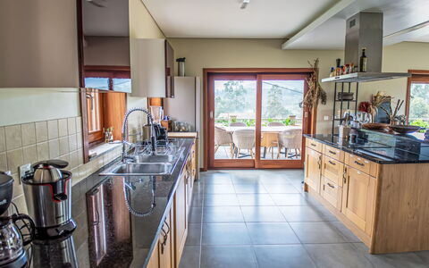 Rio Lima Retreat: Cabinetry, Ejendom, Countertop, Køkken, Indretning, Håndvask, Træ, Tap, Etage, Gulvbelægning