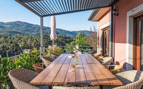 Rio Lima Retreat: Bord, Ejendom, Møbel, Plante, Himmel, Bygning, Blomsterkrukke, Træ, Skygge, Belysning