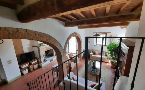 Casa Le Crete: Ejendom, Bygning, Stueplante, Træ, Plante, Stue, Bjælke, Gulvbelægning, Hårdttræ, Hegn