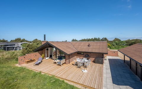 Tilda - 900M from the Sea: Møbel, Indretning, Gulvbelægning, Etage, Loft, Værelse, Stol, Bord, Lejlighed, Køkken & Spisebord