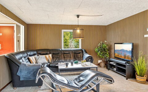 Fidelia - 400M from the Sea: Loft, Gulvbelægning, Indretning, Etage, Kompositmateriale, Møbel, Udvej, Hotel, Design, Dagslys
